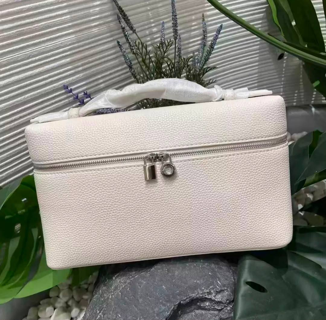 Loro Piana
90 dhs🇦🇪🇦🇪
size：19cm
Good-quality 

with box

Zain35
♥️♥️♥️