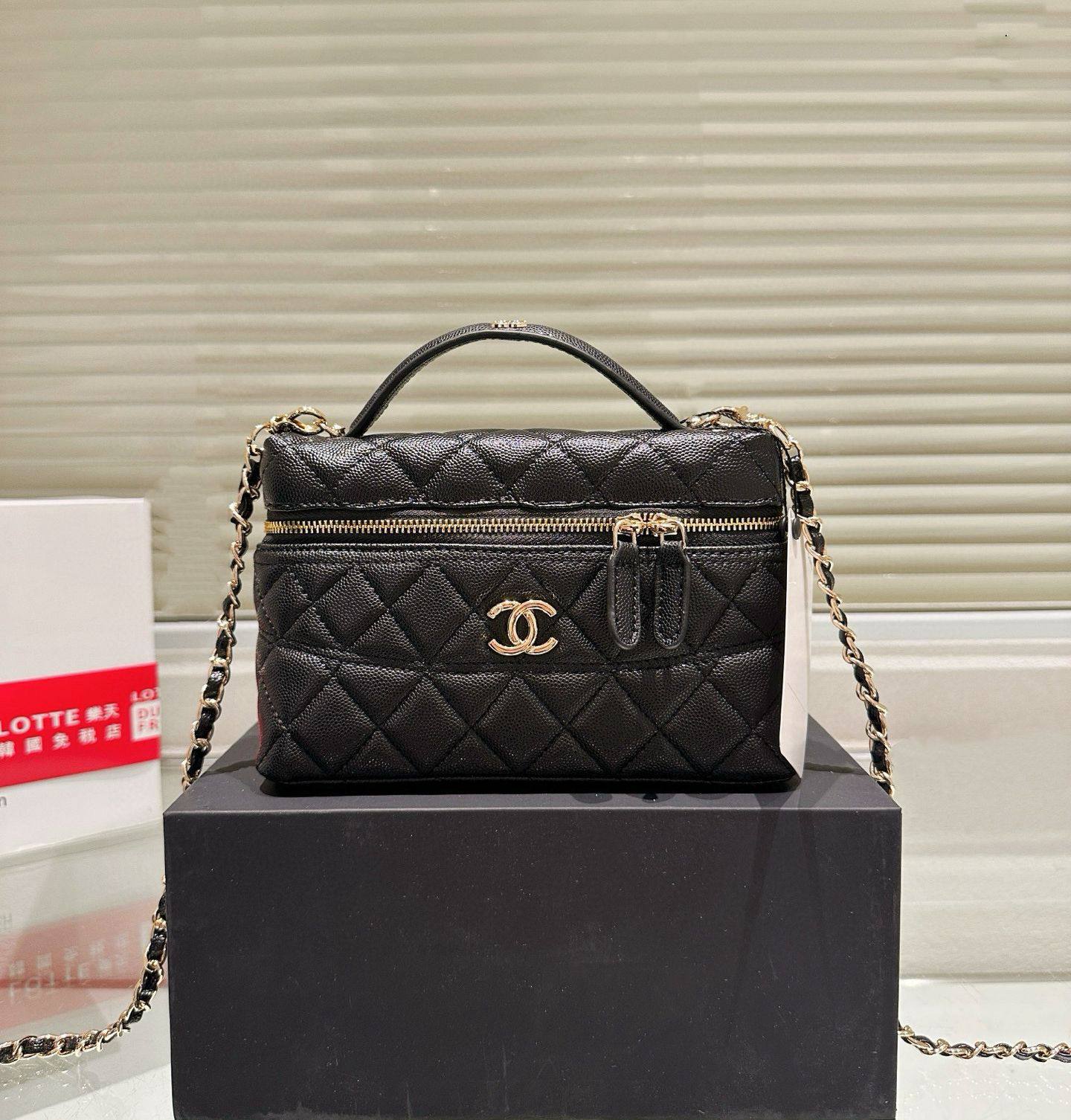 CHANEL 
GOOD QUALITY 

WITH BOX 
🎁🎁🎁

100 dhs🌺

Zain39
♥️♥️♥️