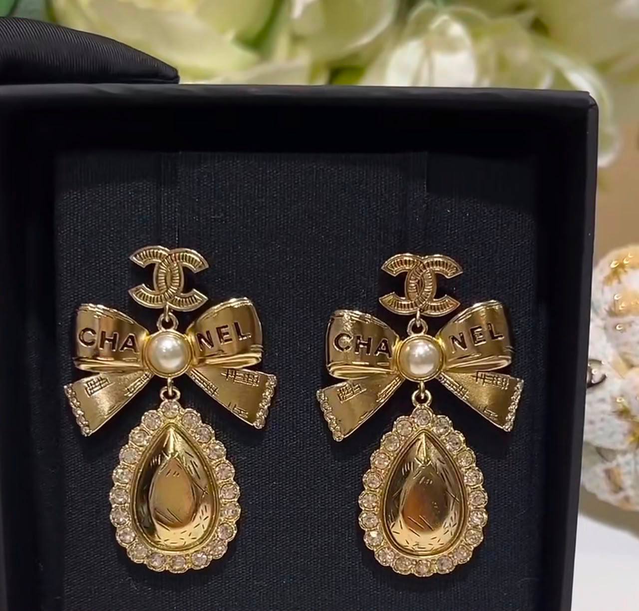 Chanel set!🎀
Necklace choker 
Earrings 
Master Quality 

*120* AED normal box 📦 
*140* AED master box 🗃️

Zain48
♥️♥️♥️