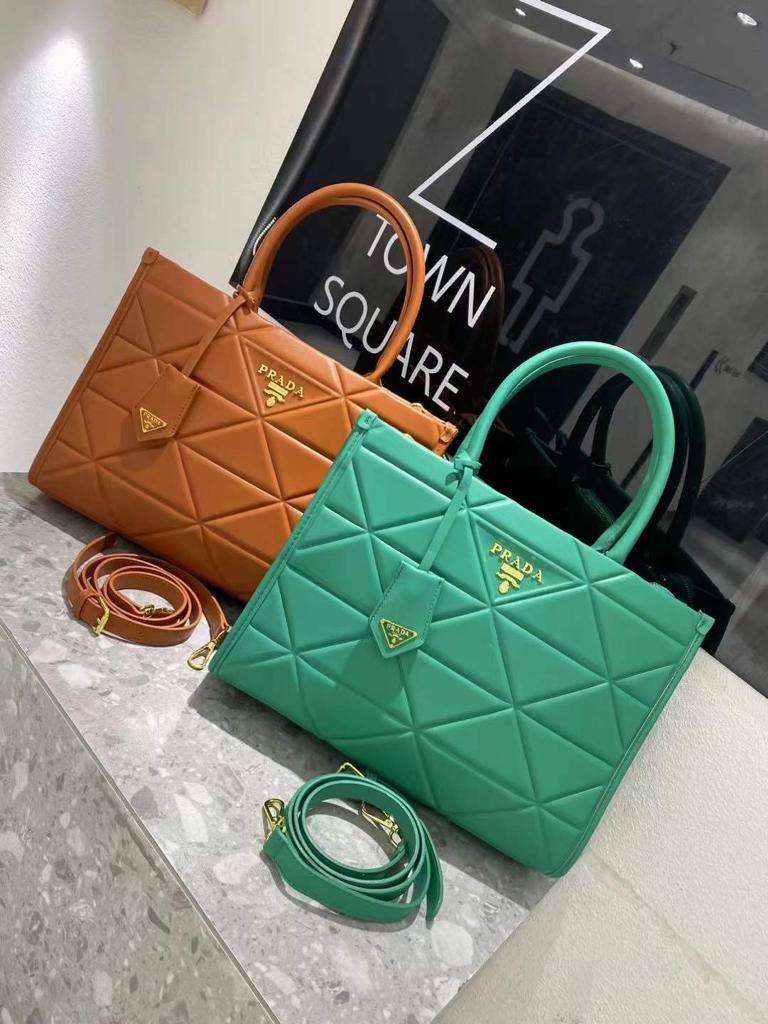 Prada
110 dhs✅ 
high qualih
36cm

Zain26
♥️♥️♥️