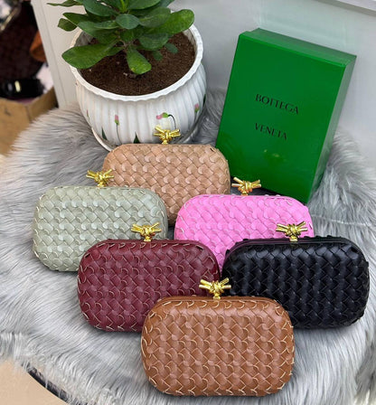 BOTTEGA
SIZE  ………21 CM 🥰
115 dhs🪙🌨️

with Box
🎁🎁🎁

Zain244
♥️♥️♥️