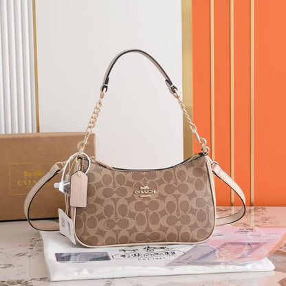 Coach
90 Dhs✅
With box
size 24×7×14cm

Zain42
♥️♥️♥️