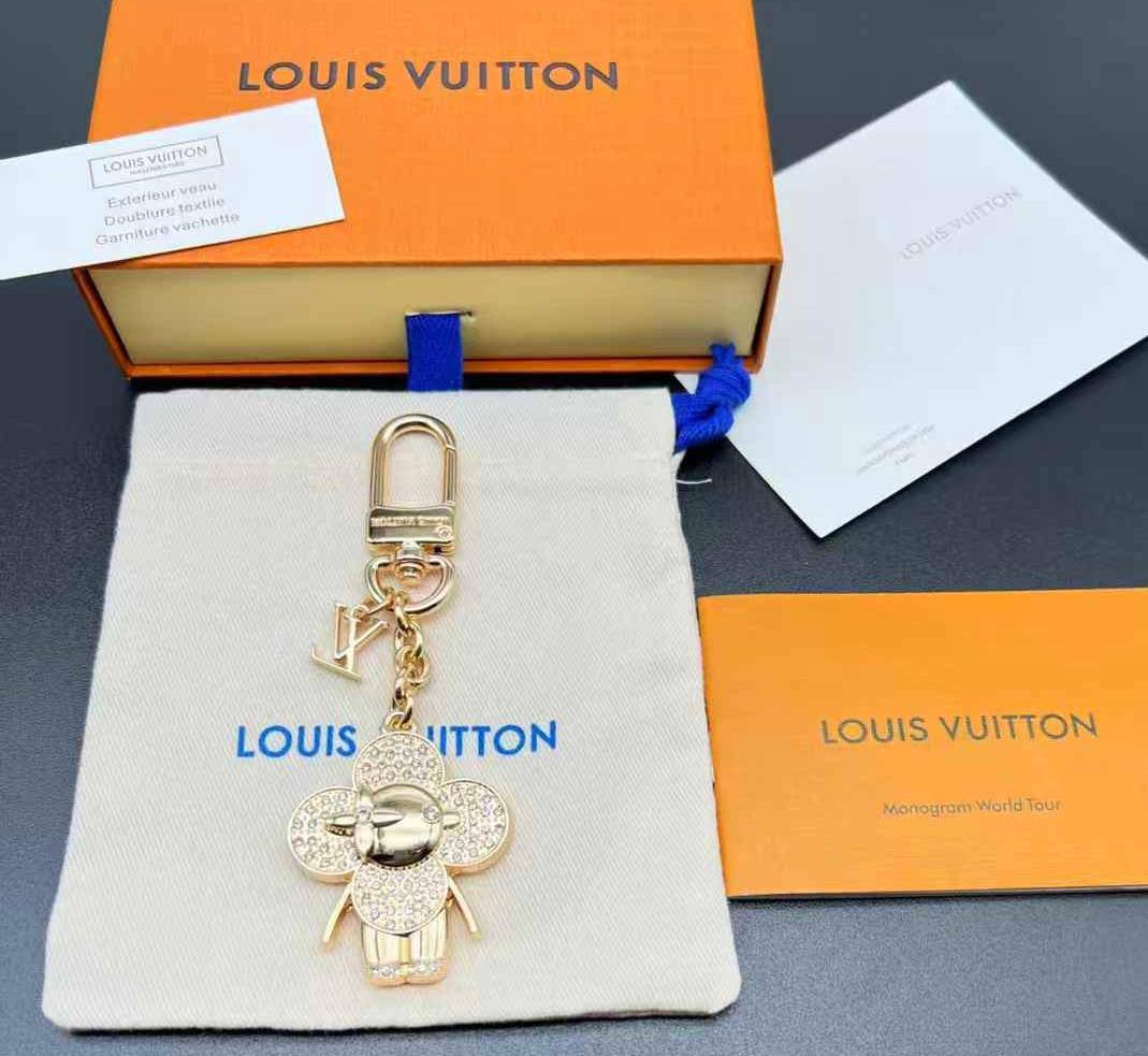 Keychain Bag Charm
Lv 

65 DHS🪙🌨️
WITH BOX And Paper Bag
🎁🎁🎁

Zain89
♥️♥️♥️