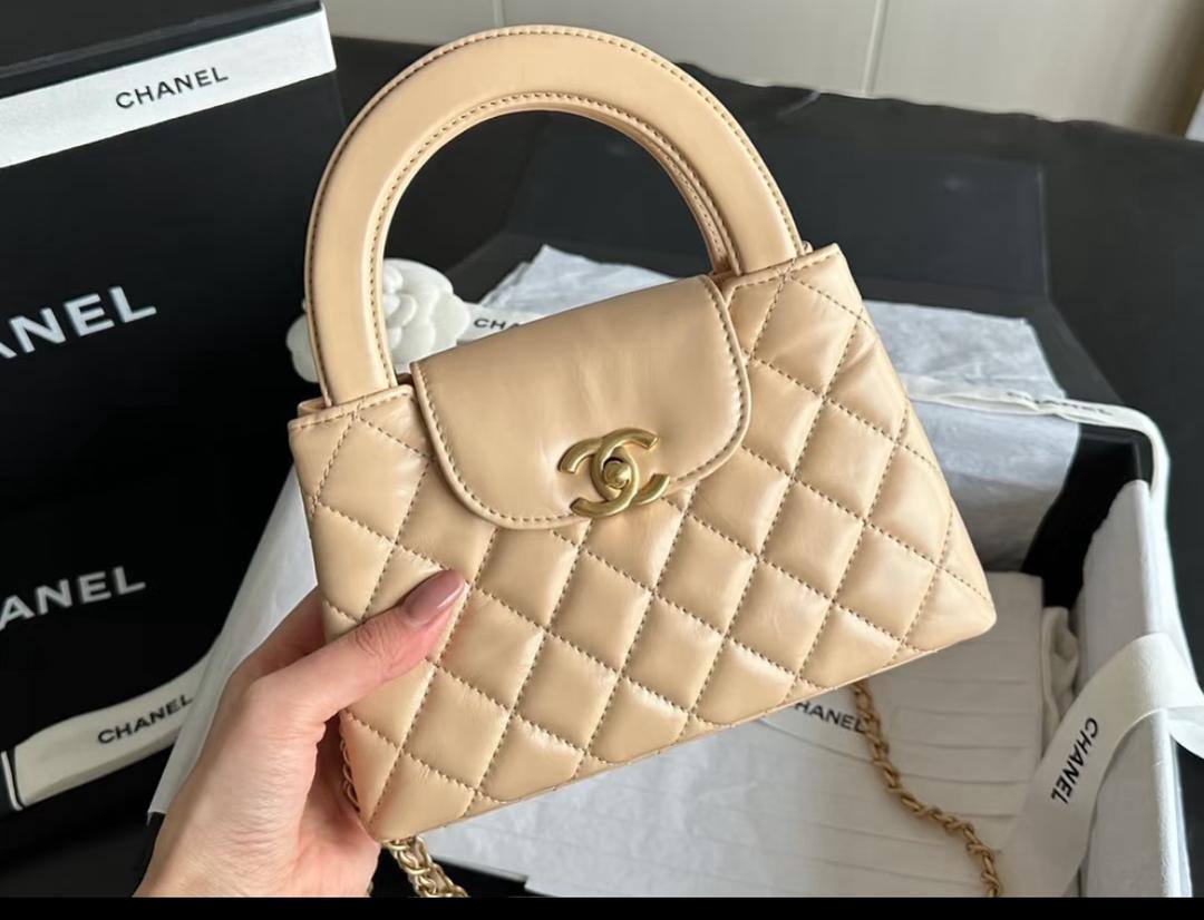 Chanel
95 dhs🪙
size：22cm

Good quality 

with box
🎁🎁🎁

Zain39
♥️♥️♥️