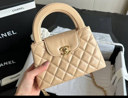 Chanel
95 dhs🪙
size：22cm

Good quality 

with box
🎁🎁🎁

Zain39
♥️♥️♥️