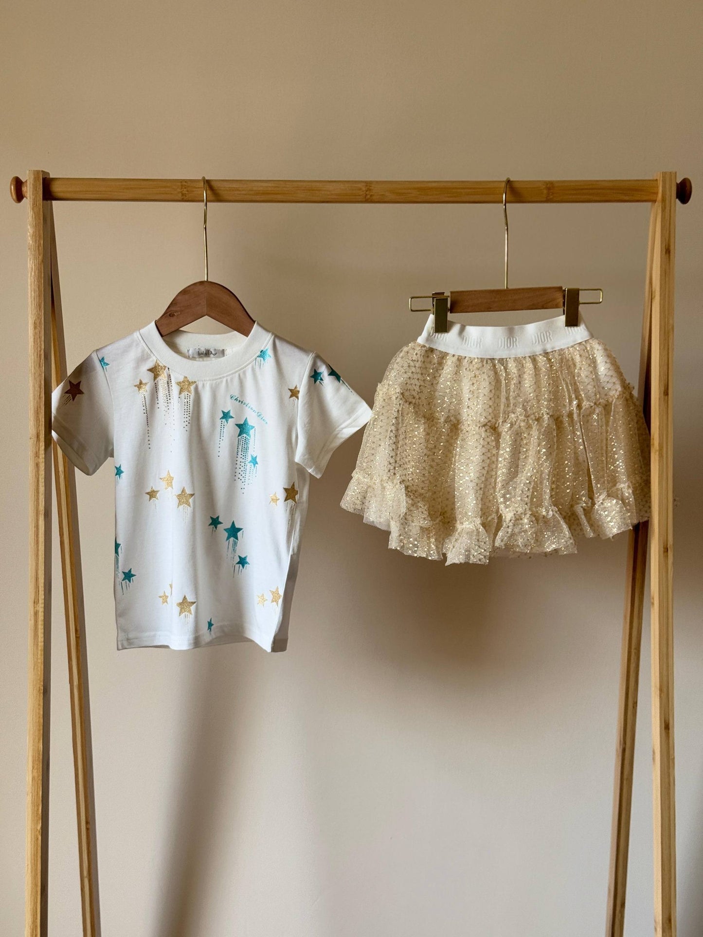 New collection{}
Brand : Dior 🔥
Super master quality 😍
Size:2/ 12years old
230 dhs🪙🌨️

Zain261
♥️♥️♥️