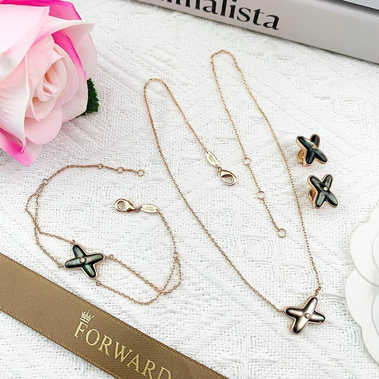 CHOUMET SET
NECKLACE BRACELET EARRINGS 💫✨
WITH BOX AND PAPER BAG🛍️🎁
140 DHS🌺

Zain89
♥️♥️♥️