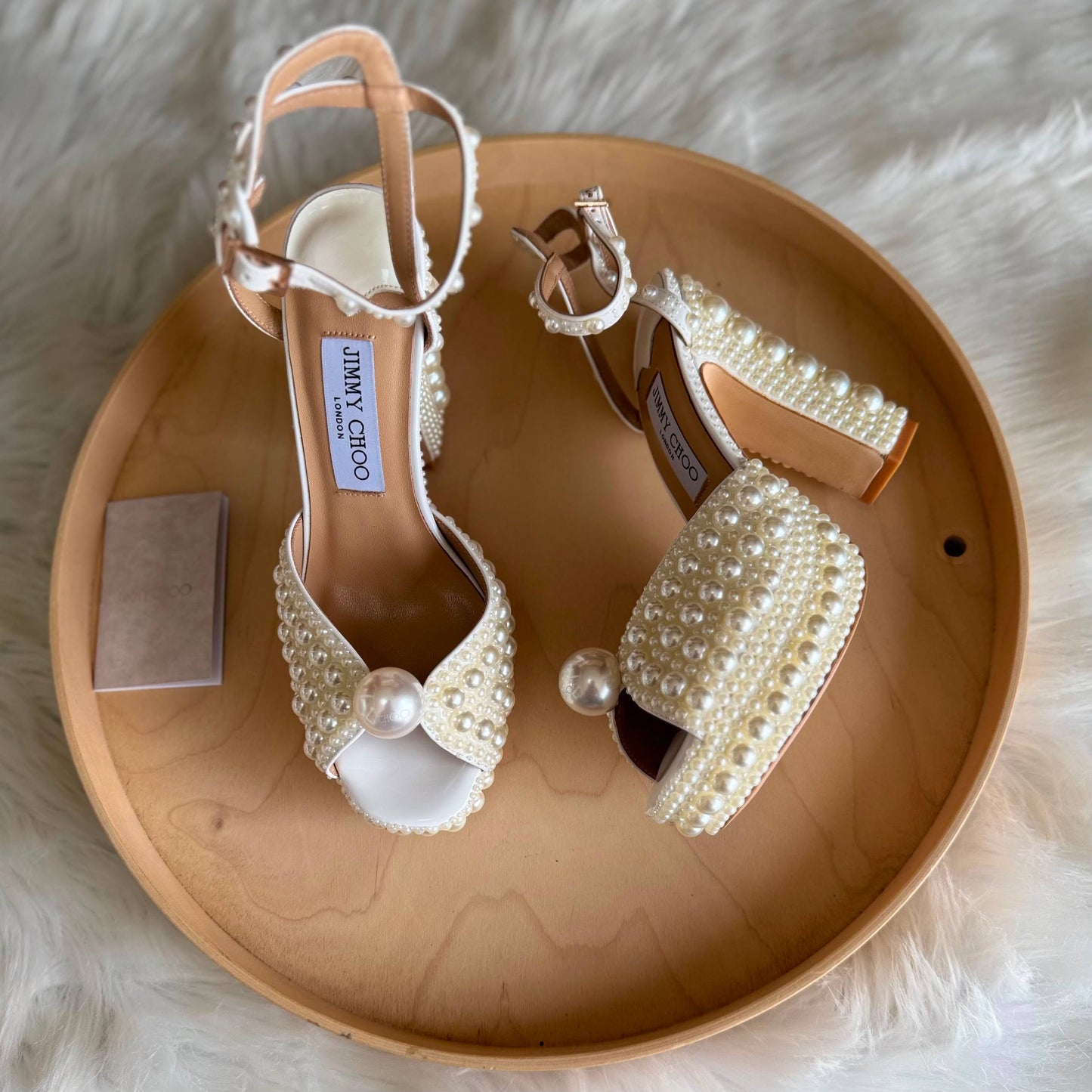 JIMMY CHOO
Master quality 
Size: 36 to 41
550 dhs✅

Zain318
♥️♥️♥️