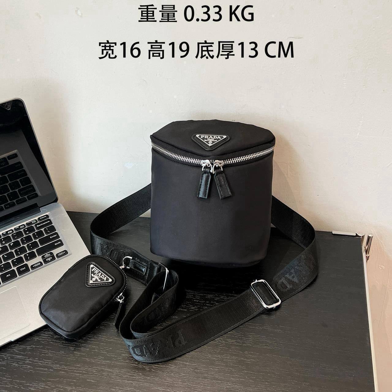 Prada

19*16*13cm


1set 60 dhs🇦🇪🇦🇪
Zain17
♥️♥️♥️