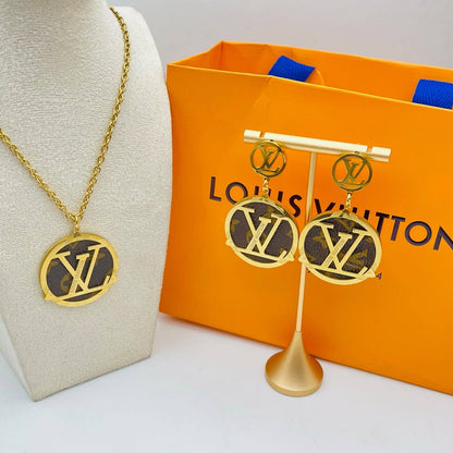 New arrival 
LV stainless steel non tarnish  set of 2 
60 dhs✅✅
70 dhs✅✅ with normal box 

Zain243
♥️♥️♥️