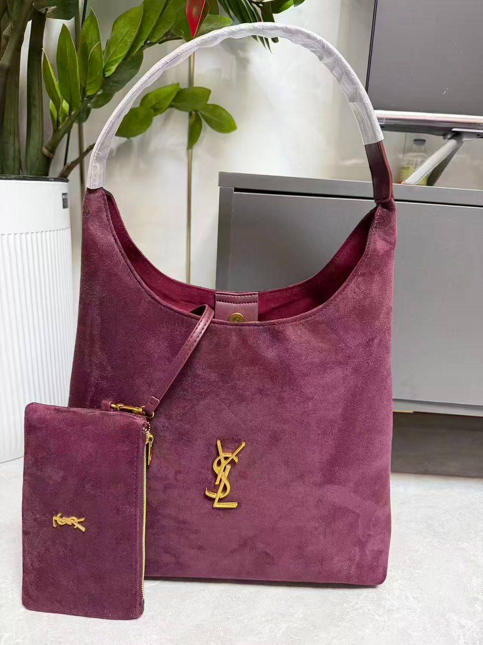 YSL
90 dhs🗽
size 35×11×38cm

Zain42
♥️♥️♥️