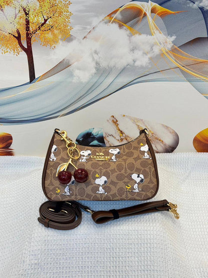 Coach
Best quality 
with box’s 
🎁🎁🎁

95 dhs🪙🖤
size 22cm

Zain158
♥️♥️♥️
