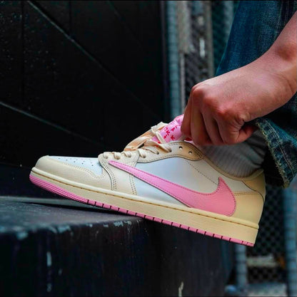 Air jordan 1 low X Travis Scott , 
Size 36 to 46 , 
240 dhs✅

Zain196
♥️♥️♥️