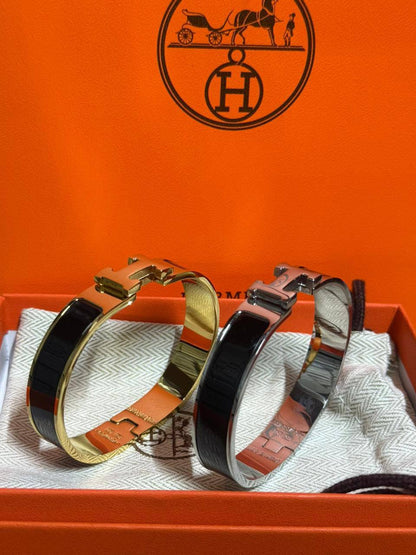 Hermes ❤️‍🔥*
Bangle ✨
Master quality 💯
Size 17,19,
With normal boxes 📦 
45 dhd💓
With master box 🗃️ 
55 dhs💓

Zain216
♥️♥️♥️