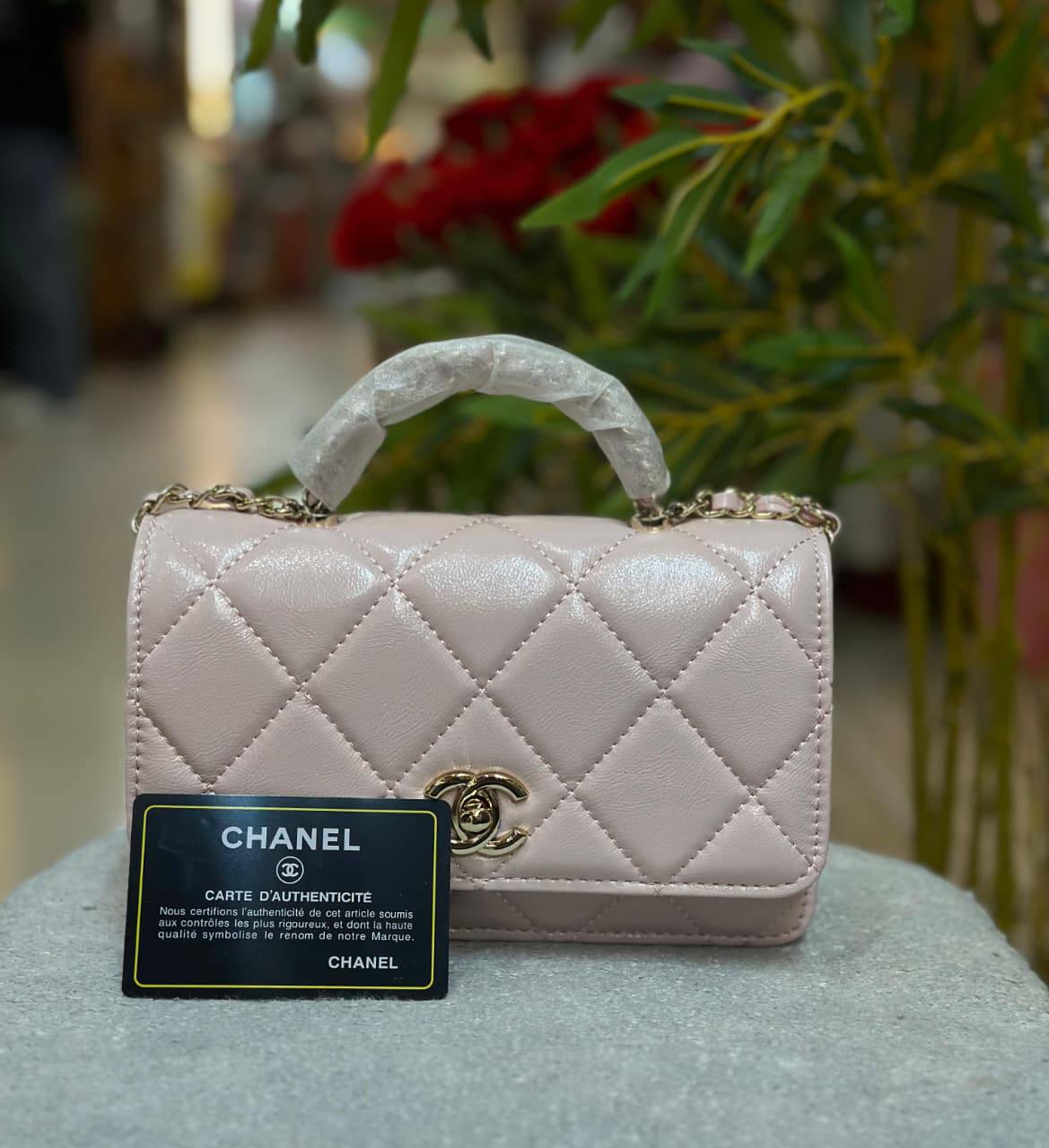 Chanel
Good quality 
with box 
🎁🎁🎁

95 dhs💓

Zain186