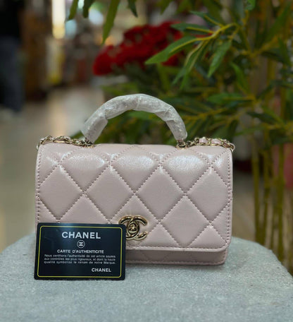 Chanel
Good quality 
with box 
🎁🎁🎁

95 dhs💓

Zain186