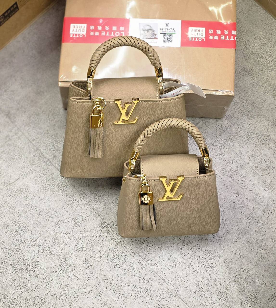 LV
high quality 
Size 21cm 260 dhs✅
Size 27cm 270 dhs✅

Zain175
♥️♥️♥️