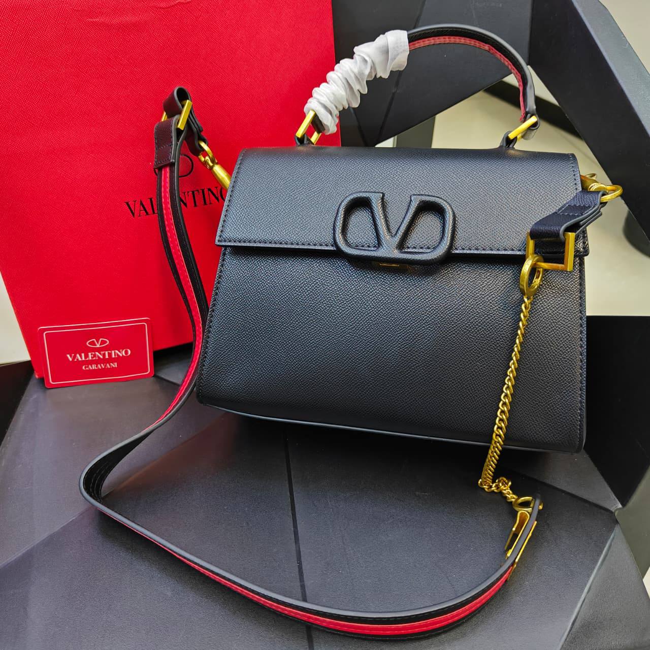 Valentino

130 dhs🇦🇪

with box🎁🎁🎁

good quality

Zain235
♥️♥️♥️