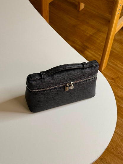 LORO PIANA 

19cm

320 dhs🇦🇪🇦🇪🇦🇪
 MASTER QUALITY
 With box🎁

Zain167
♥️♥️♥️