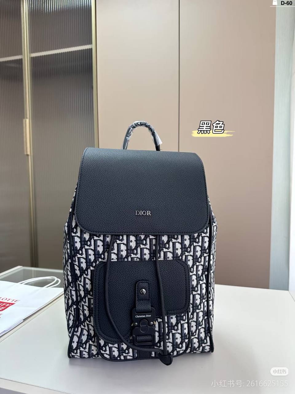 Dior 
BACKPACK 
GOOD QUALITY
110 dhs💓

Zain250
♥️♥️♥️