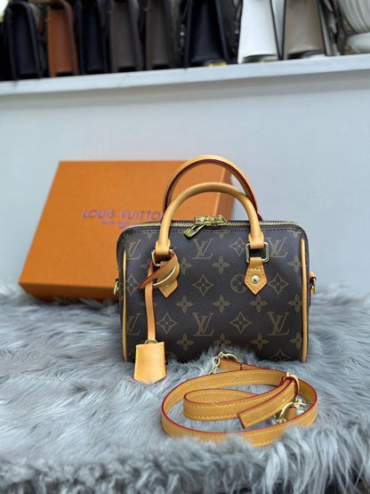 LV   
SIZE……….20cm🌷
95 dhs💛
with box✅

Zain51
♥️♥️♥️