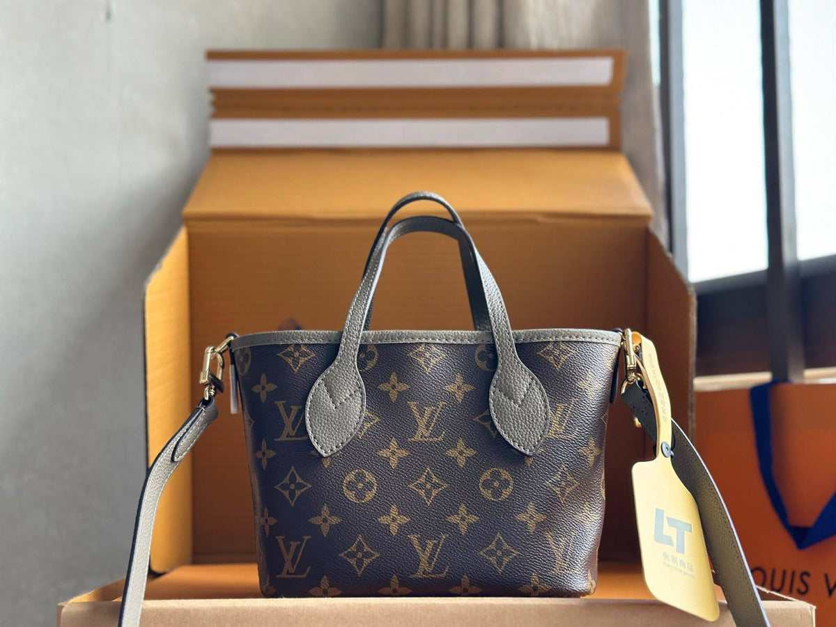 Louis Vuitton
Pattern:Classic LV Monogram Canvas
Color:Brown Monogram with grey/greige leather trim
Style:Top-handle and shoulder bag
Hardware:Gold-tone
Material: Coated Monogram canvas 
with leather trim
Size:* 39 x 30 x 15 cm

For Price 👇 WhatsApp✅
056