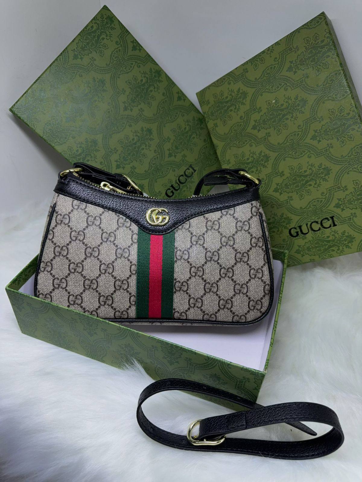 Goyard
✨✨NEW ✨✨
80 dhs💓

with box
🎁🎁🎁

Zain38
♥️♥️♥️