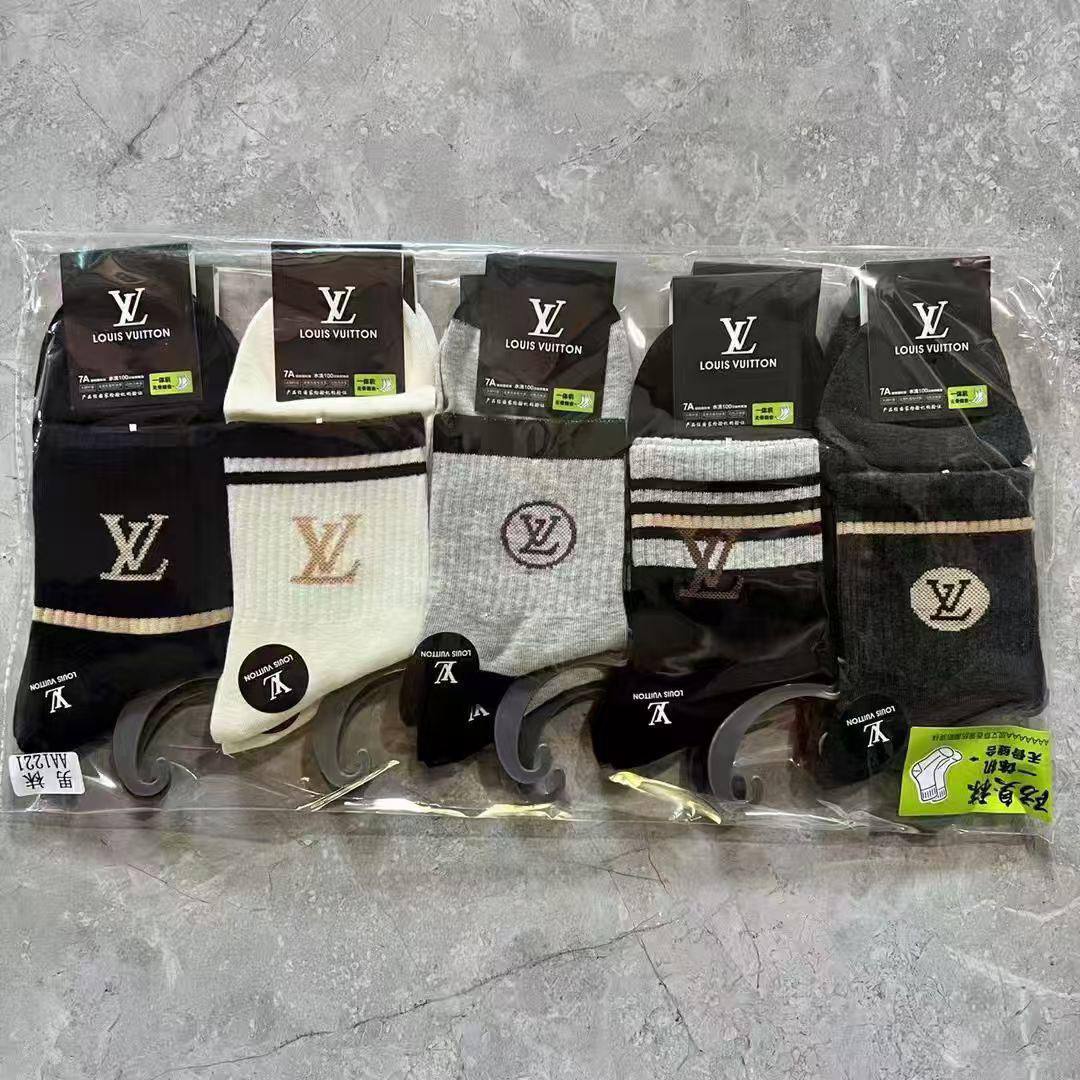 Socks 🧦 ❤️‍🔥*
5 piece 🤯
With boxes 🗃️ 
good quality 💯
45 dhs🪙💚

Zain216
♥️♥️♥️