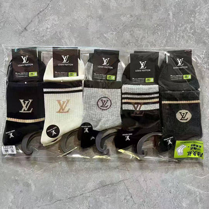 Socks 🧦 ❤️‍🔥*
5 piece 🤯
With boxes 🗃️ 
good quality 💯
45 dhs🪙💚

Zain216
♥️♥️♥️