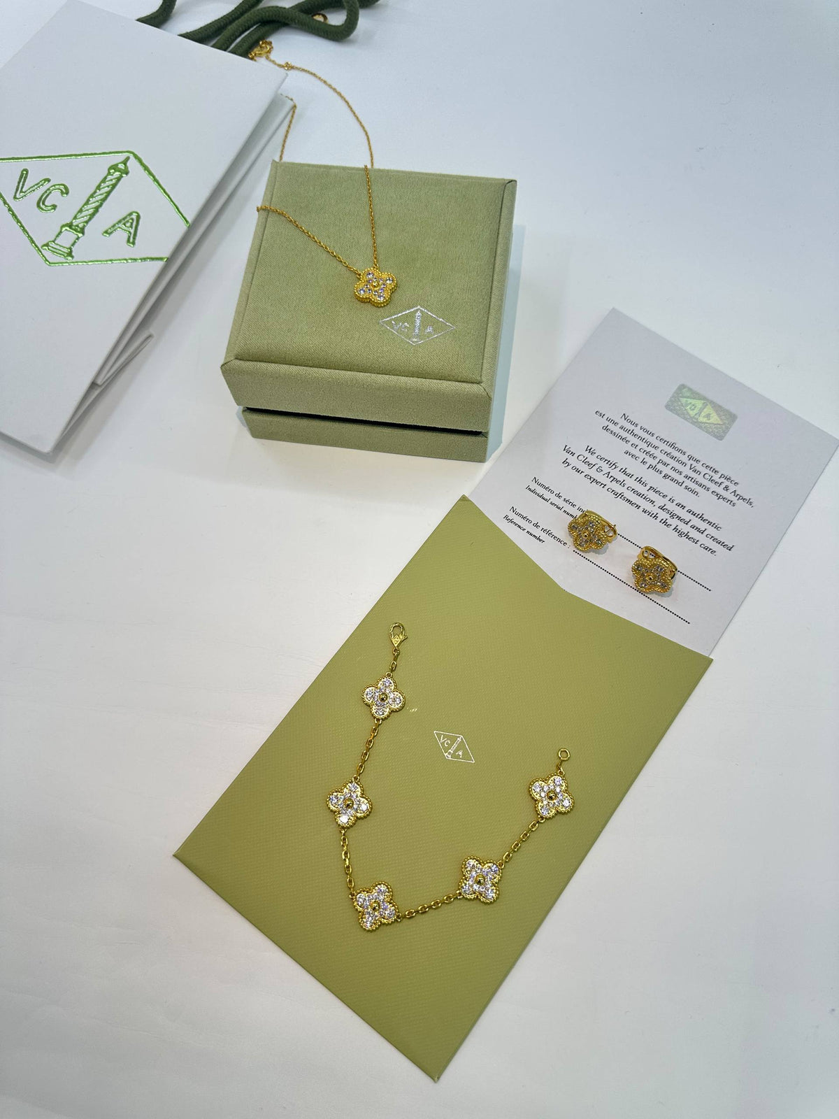 Van Cleef & Arpels🔥 Medium size🦋

 Necklace 💥
 Earring 🍁
 Bracelet 🔥

 Master quality 💯 
With normal boxes 🗃️ 
200 dhs🇦🇪🇦🇪

 With master box 🗃️
220 dhs🇦🇪🇦🇪

Zain216
♥️♥️♥️