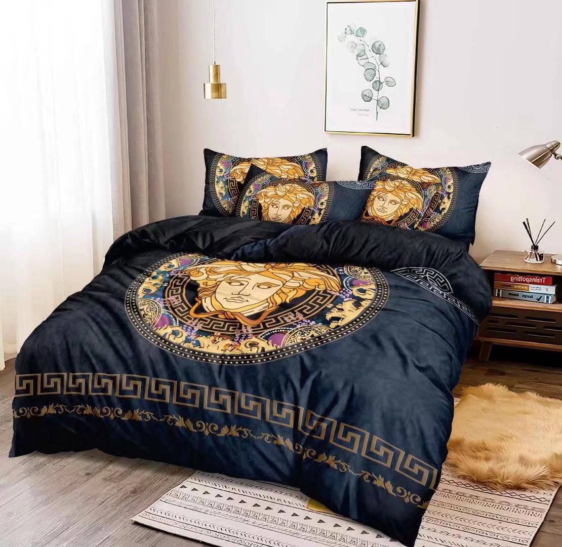 Master quality 
King size bed 
Comforter set
1 comfort  
1 bedsheets 
4 pillowcases 
6pcs set
150 dhs🇦🇪🇦🇪

Zain99
♥️♥️♥️