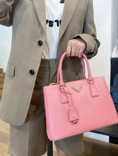 PRADA 

NEW CAME 

GOOD QUALITY 

90 dhs🇦🇪🇦🇪

SIZE: 32cm

Zain295
♥️♥️♥️