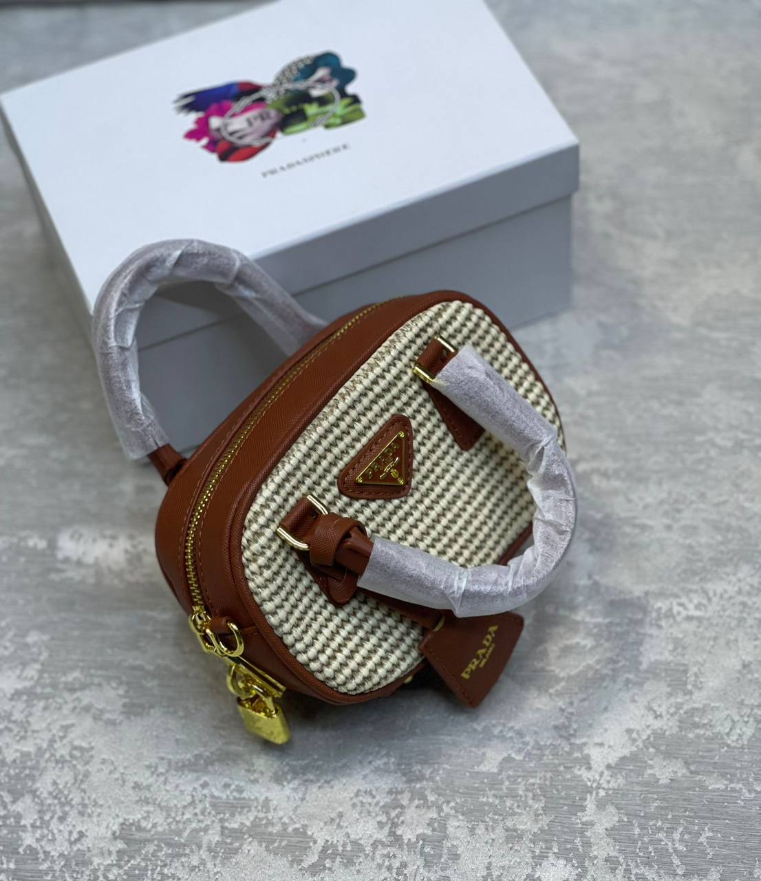 Prada

110 dhs✅

With box
🎁🎁🎁

Zain175
♥️♥️♥️