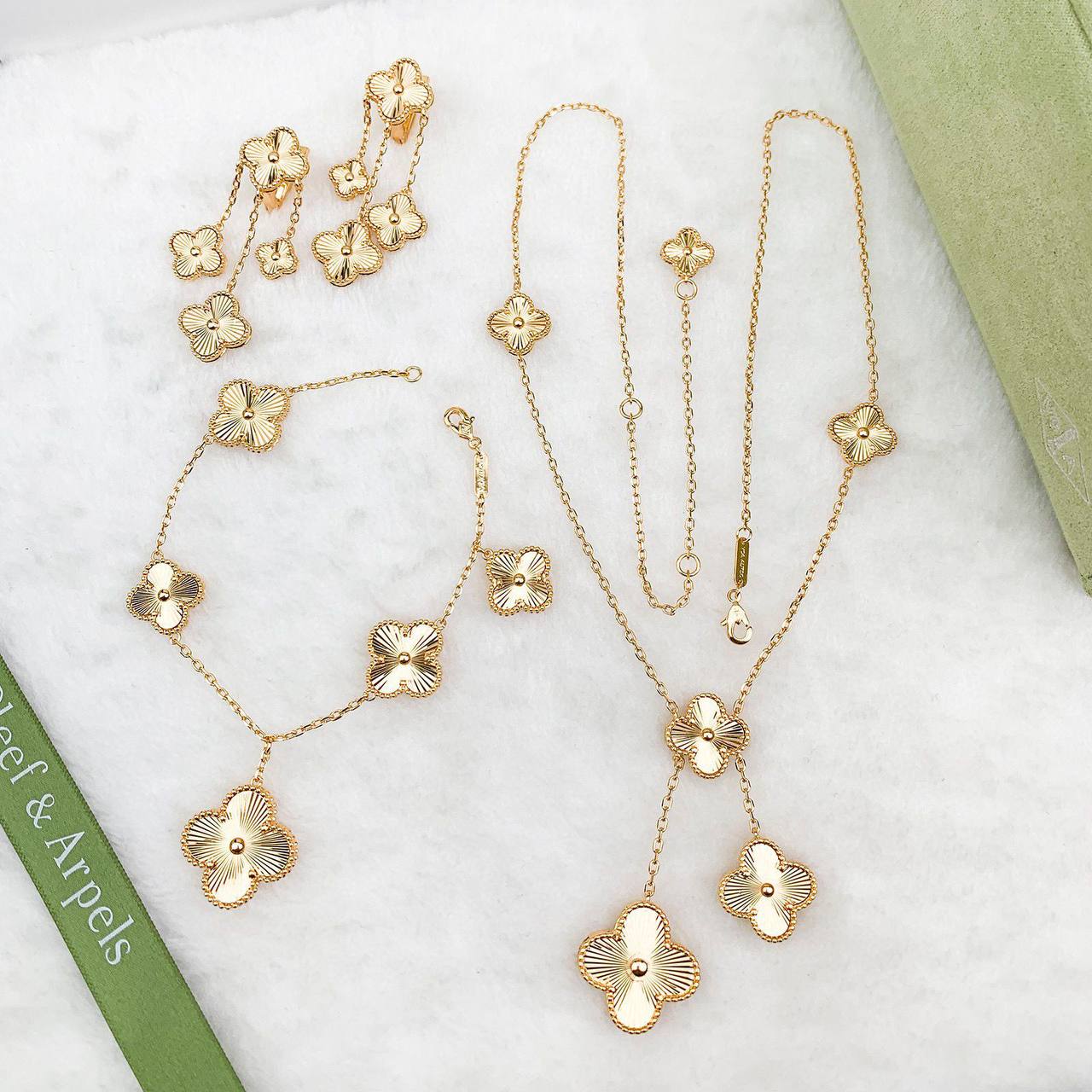 VCA SET 
NECKLACE 
BRACELET 
EARRINGS
WITH GOOD BOX AND PAPER BAG
🎁🎁🎁

220 dhs🪙💚

Zain89
♥️♥️♥️