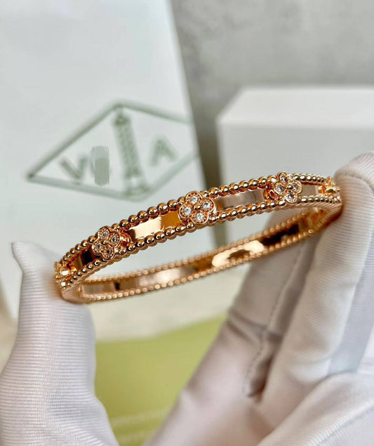 VCA Bangle* 💎
Medium size 
*Master Quality* 💐

75 dhs🗽
normal box 📦

Zain48
♥️♥️♥️