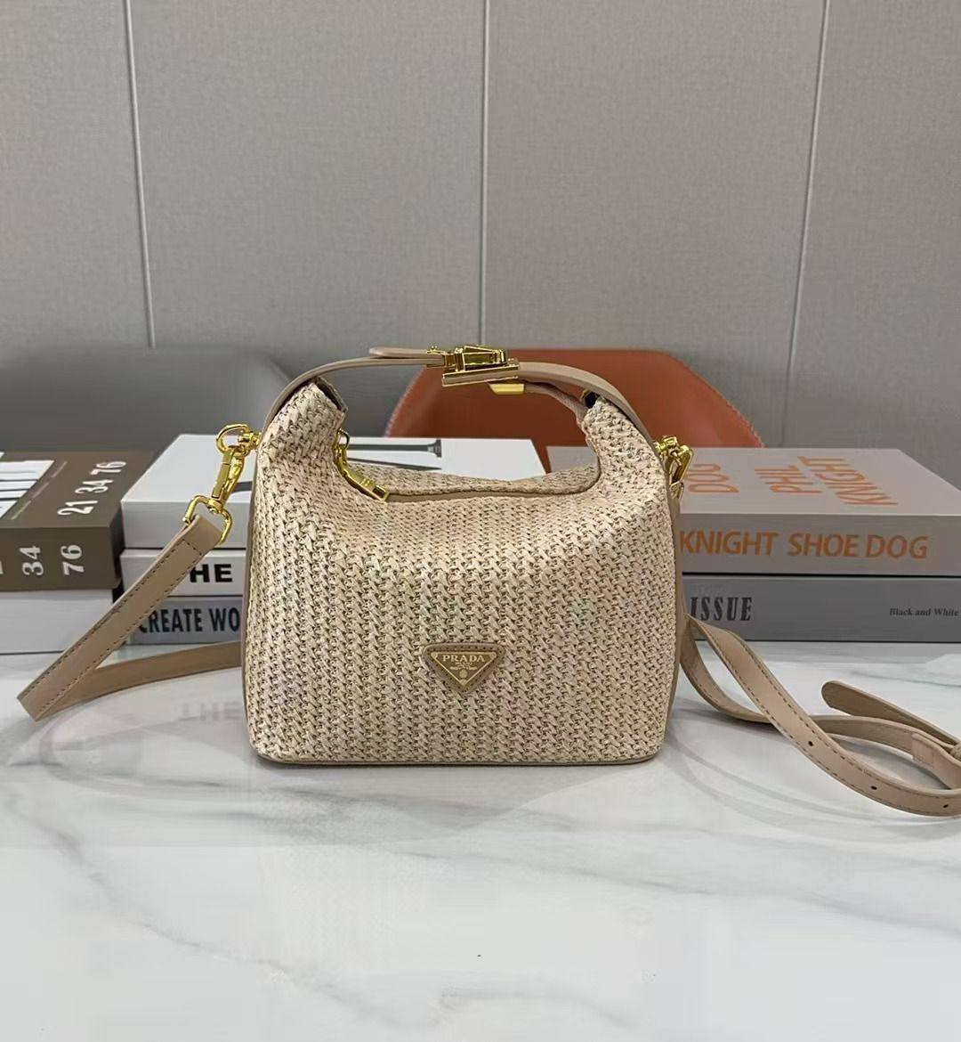 Prada
Best quality

With box’s
🎁🎁🎁

95 dhs🇦🇪
size 22cm

Zain158
♥️♥️♥️