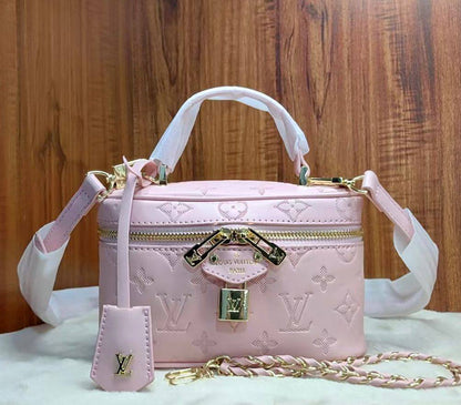 LV

19cm 
with box 
🎁🎁🎁

90 dhs🪙🌨️

Zain219
♥️♥️♥️