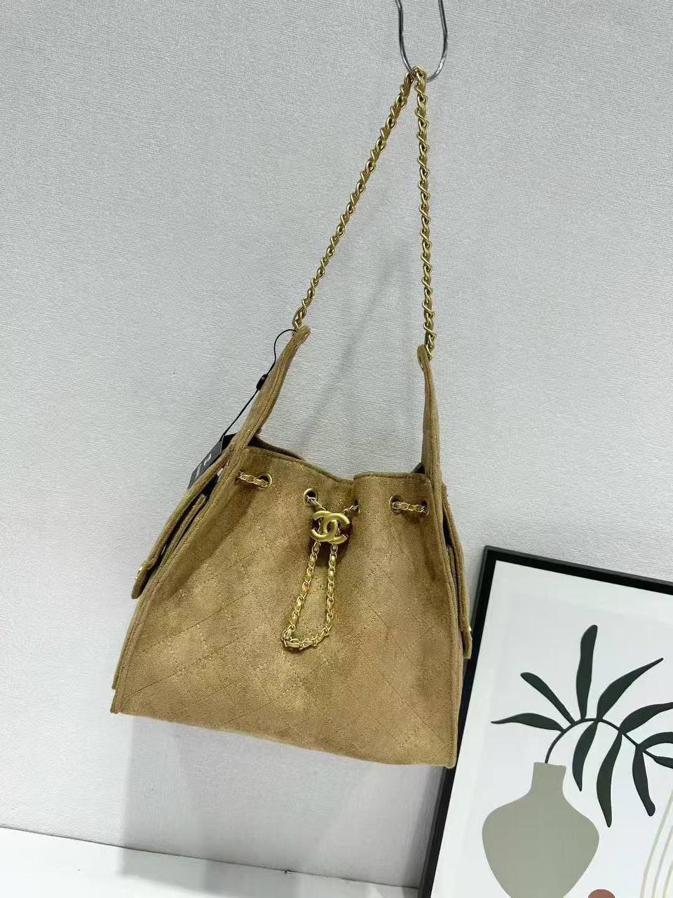 CHANEL 
NEW CAME HIGH QUALITY 
120 dhs💓
SIZE : 28cm

Zain39
♥️♥️♥️