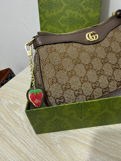 Gucci
95 dhs❣️
size：24cm
Good quality 

with box
🎁🎁🎁

Zain35
♥️♥️♥️