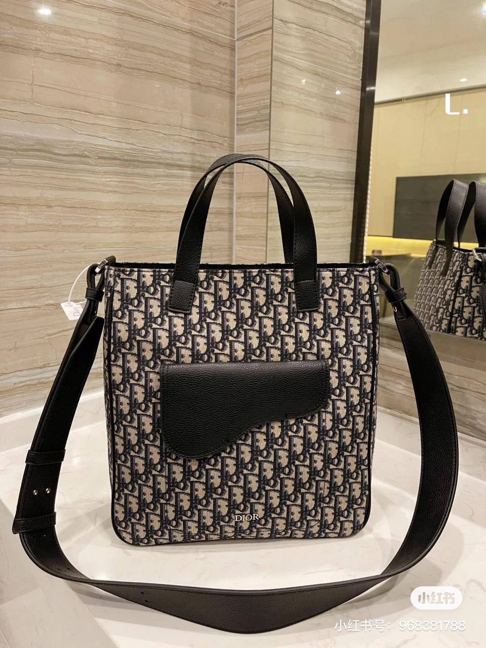 Dior

33*31*12cm
80 dhs🇦🇪🇦🇪

Zain17
♥️♥️♥️