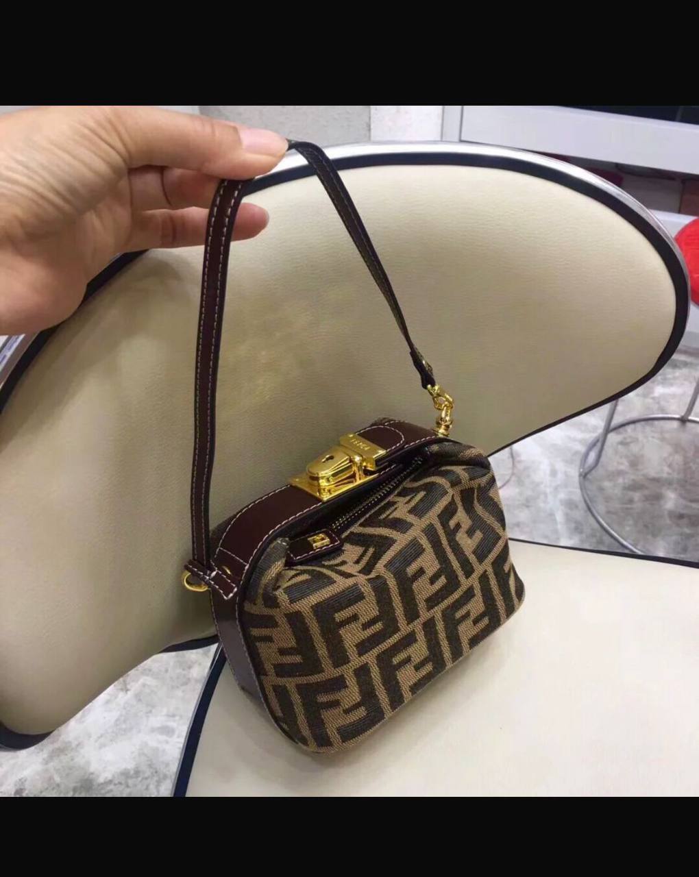 Fendi

with box
🎁🎁🎁

85 dhs🪙💚

Zain90
♥️♥️♥️