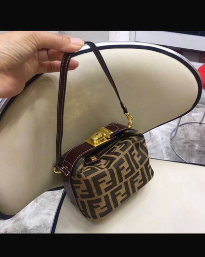 Fendi

with box
🎁🎁🎁

85 dhs🪙💚

Zain90
♥️♥️♥️