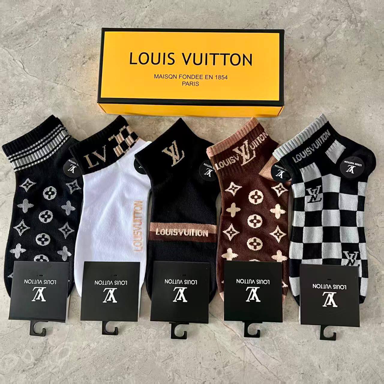 Socks 🧦 ❤️‍🔥*
5 piece 🤯
With boxes 🗃️ 
good quality 💯
45 dhs🪙💚

Zain216
♥️♥️♥️