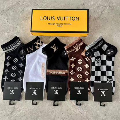 Socks 🧦 ❤️‍🔥*
5 piece 🤯
With boxes 🗃️ 
good quality 💯
45 dhs🪙💚

Zain216
♥️♥️♥️
