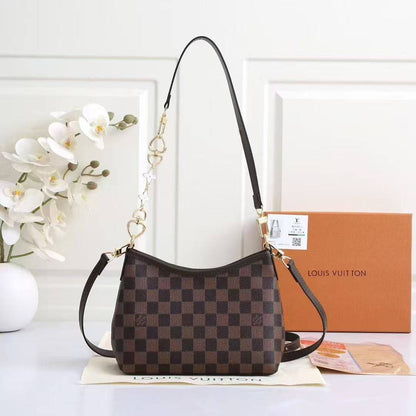 Lv  
size :22×17×8  
90 dhs🪙🌨️

Zain114
♥️♥️♥️