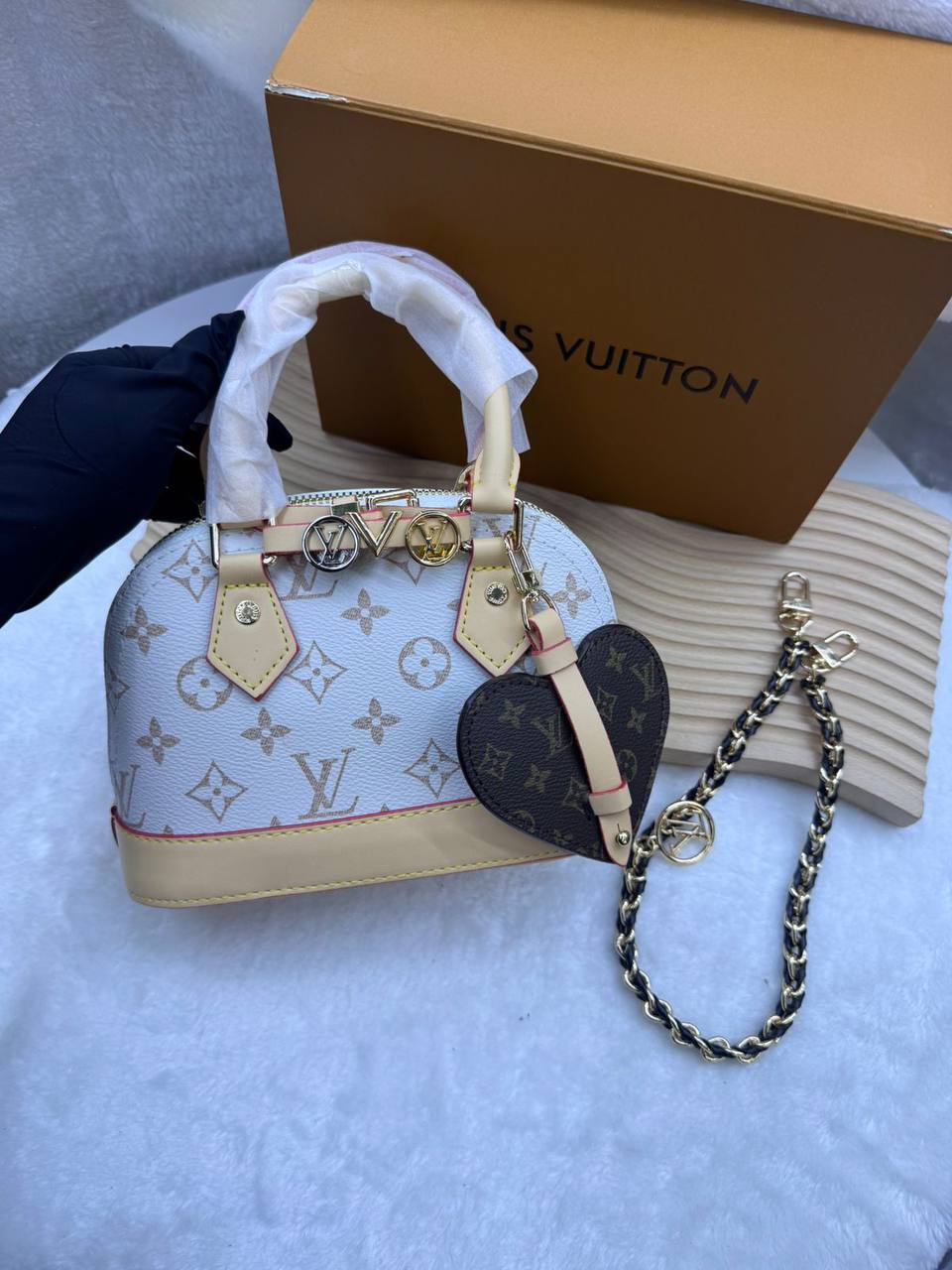 LV
with box 
🎁🎁🎁

size:18×12×8cm
110 dhs💓

Zain114
♥️♥️♥️