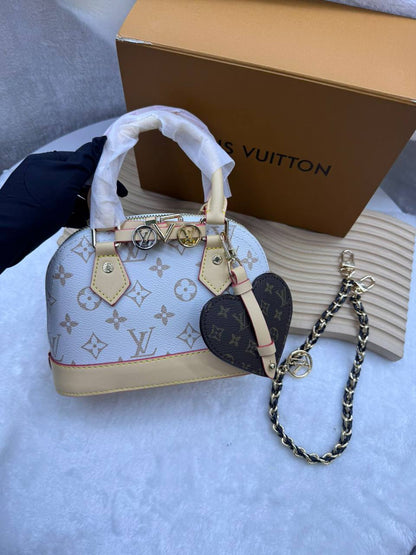 LV
with box 
🎁🎁🎁

size:18×12×8cm
110 dhs💓

Zain114
♥️♥️♥️