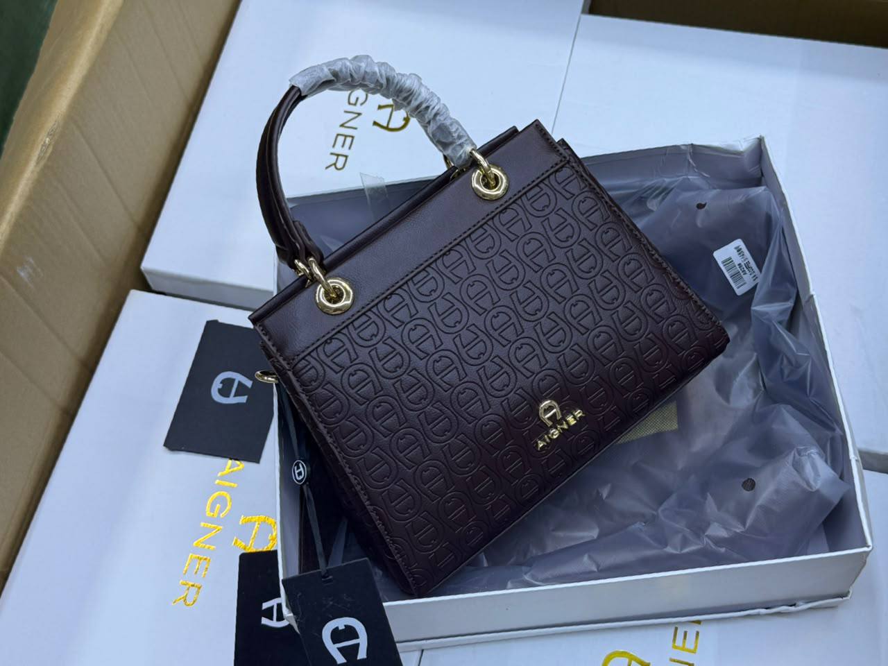 AIGNER 
Class A quality 
with box 
140 dhs💓

Zain175
♥️♥️♥️