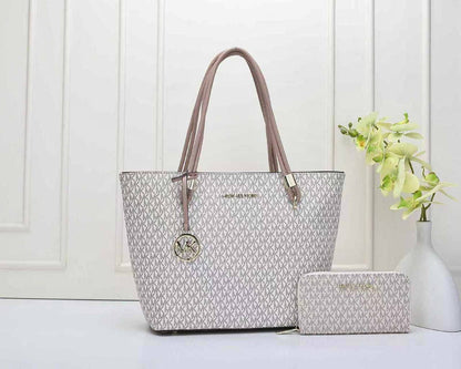 MK 
GOOD QUALITY 
110 dhs✅
SIZE : 32cm

Zain295
♥️♥️♥️