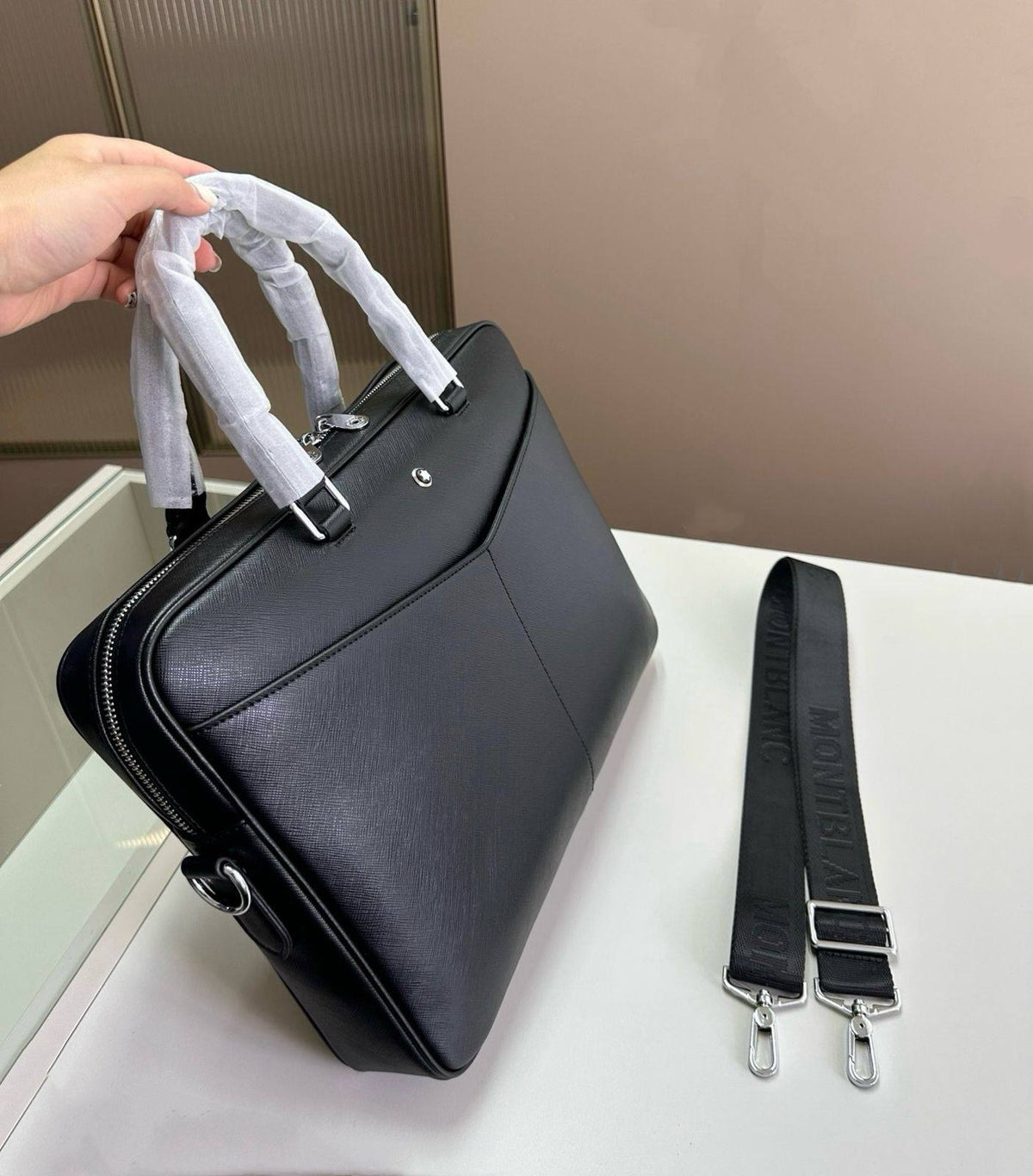 Montblanc 
Laptop bag 

copy one 
new came 
265 dhs🇦🇪🇦🇪

Zain295
♥️♥️♥️